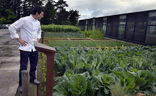 Eneko Atxa observa la huerta cultivada junto a su restaurante en Larrabetzu.
