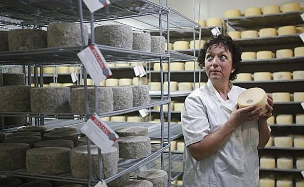 Eli Gorrotxategi observa los quesos en su granja de La Leze.