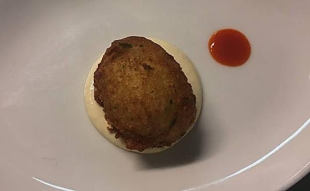 Buñuelo de bacalao e Idiazabal con mahonesa de huevo frito y salsa sriracha picante elaborado por el cocinero de Los Fueros.
