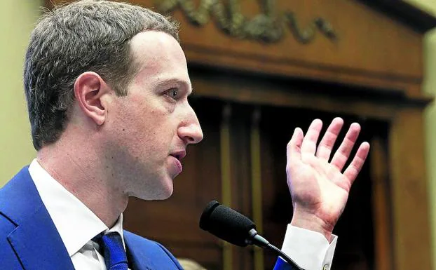 Irudian, Facebook-eko sortzaile Mark Zuckerberg azalpenak ematen.