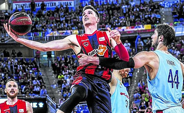 Matt Janning, gran protagonista del segundo partido gracias a su acierto triple, es frenado en falta por Ante Tomic. 