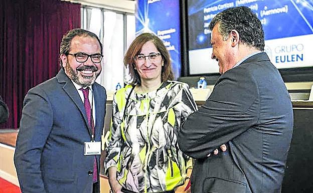 Gómez, presidente de SEA, en una asamblea con Robina y Titos, directores de Michelin y Mercedes.