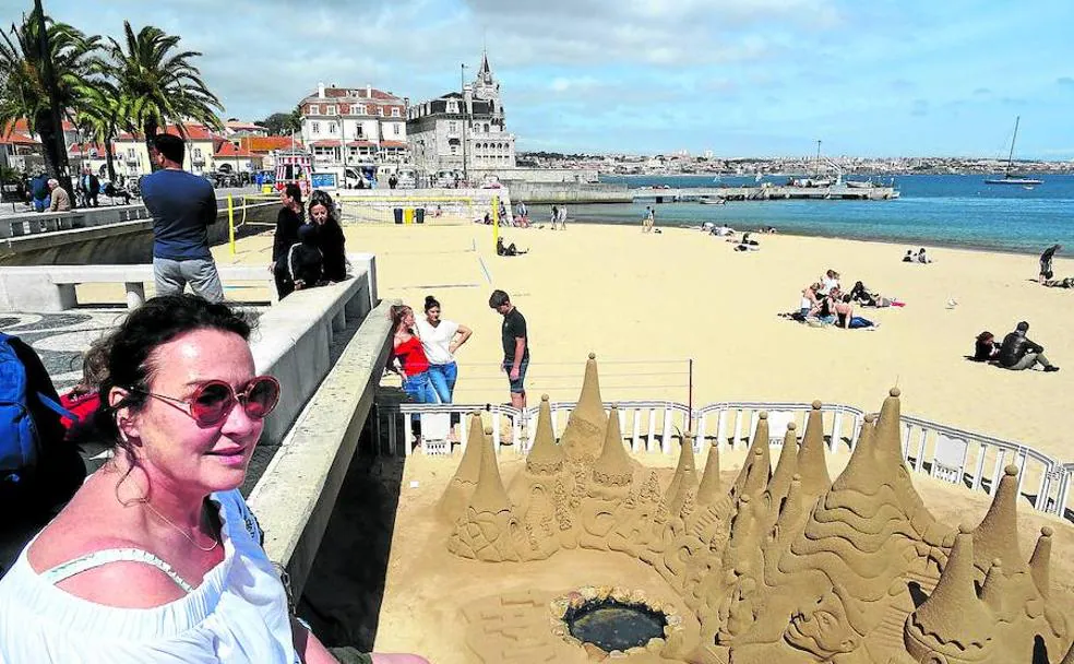 Una turista disfruta de la pequeña playa del centro de Cascais, donde vive y se baña el presidente de la República lusa, Marcelo Rebelo de Sousa.