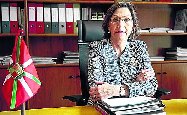 La directora general de Osakidetza, en un despacho de la dirección del Servicio Vasco de Salud de Gipuzkoa.
