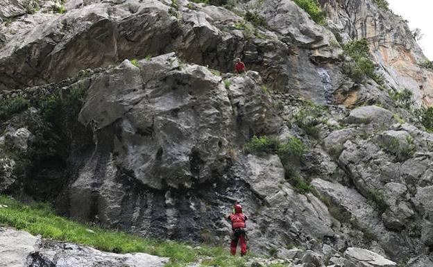 Fallece una montañera de Zaramillo tras caer en la ruta del Cares