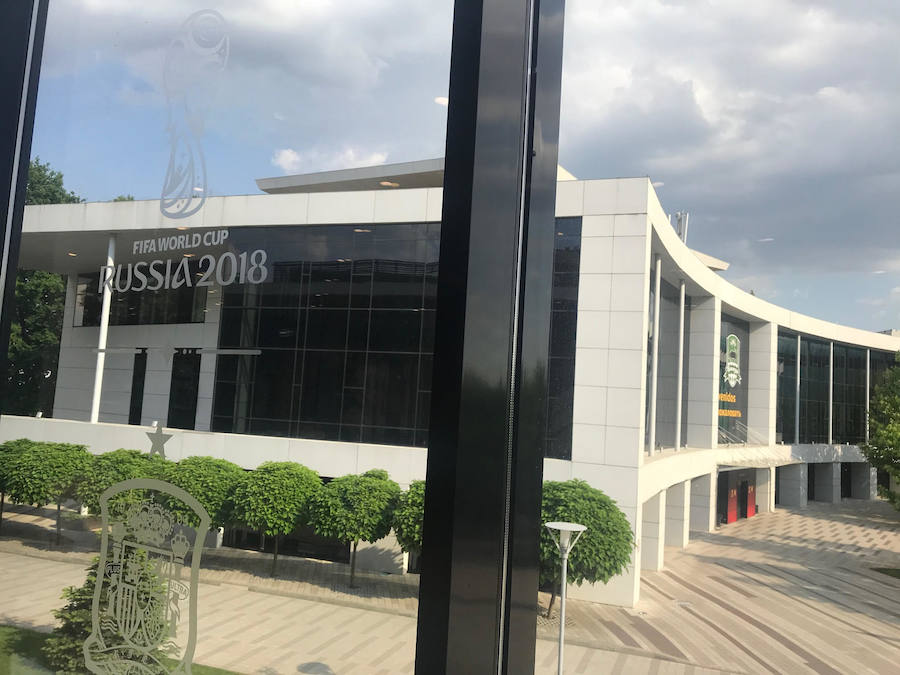 La selección española se aloja en una residencia que forma parte de la academia del Krasnodar, que se extiende sobre 20 hectáreas que comprenden varios campos de fútbol, algunos cubiertos, gimnasios, piscina y hasta un salón de ajedrez.