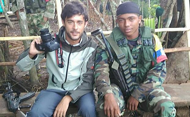 Aitor Sáez (i), junto a un guerrillero. 