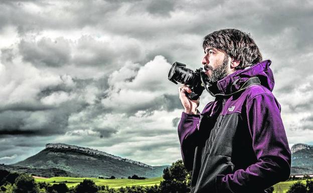 Cámara en ristre, como un cazador oteando el horizonte, Imanol Gago aguarda el momento preciso para fotografiar un cielo amenazante. 