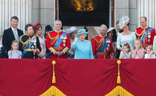 La reina Isabel II asiste, junto a su familia, al desfile militar desde el balcón del Palacio de Buckingham. 