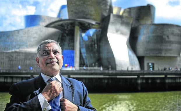 Sameh Safty se ajusta la corbata, con el Guggenheim al fondo. 