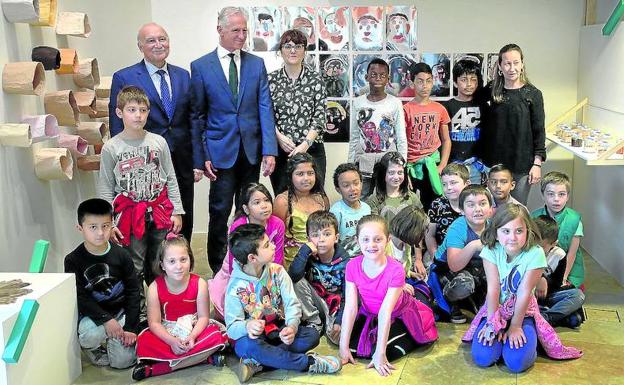 Gorka Martínez, Juan Ignacio Vidarte y Naia del Castillo con alumnos del colegio Markonzaga y con la profesora Leire Pinedo. 