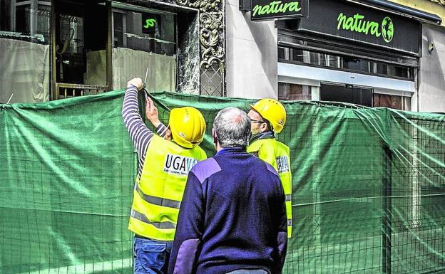 Varios operarios marcan uno de los puntos de obra, ayer en San Prudencio.