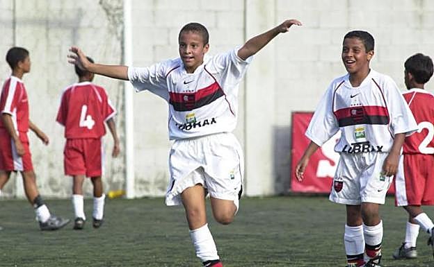 Rodrigo celebra un gol en presencia de Thiago cuando ambos eran apenas unos niños./