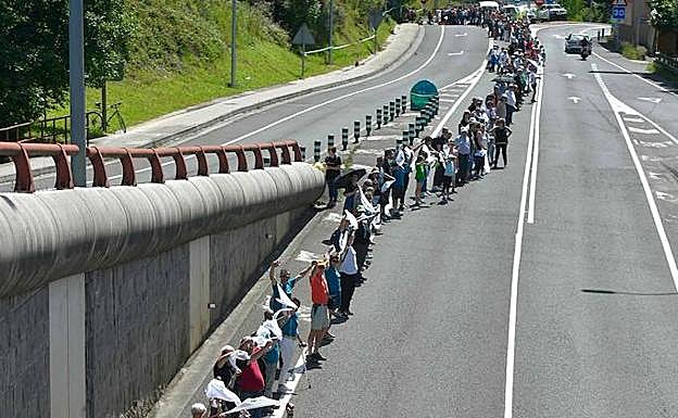 Gure Esku Dago celebró una cadena humana el domingo.