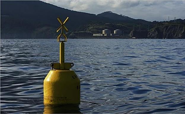 Una de las boyas instaladas por el EVE frente a la costa de Lemoiz dentro del proyecto del BiMEP. 