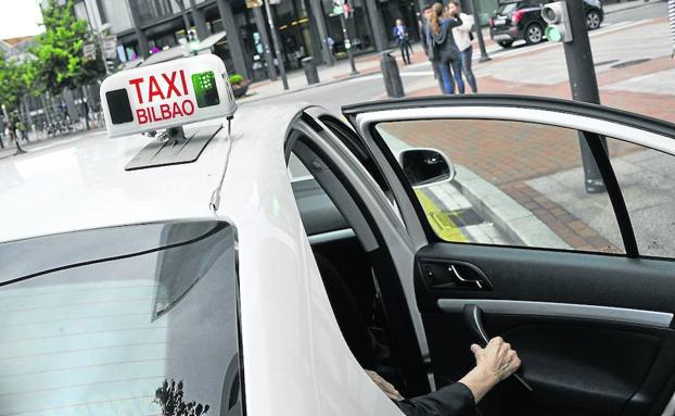 Los taxistas incorporarán bandas laterales con su número de licencia y podrán lucir publicidad.