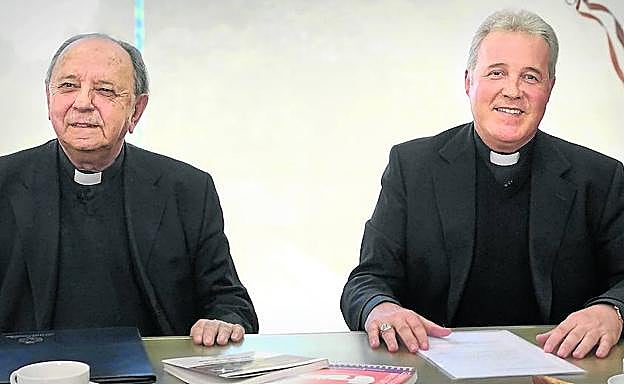 Imagen del debate que mantuvieron en el seminario diocesano entre Juan María Uriarte (izquierda) y Mario Iceta.