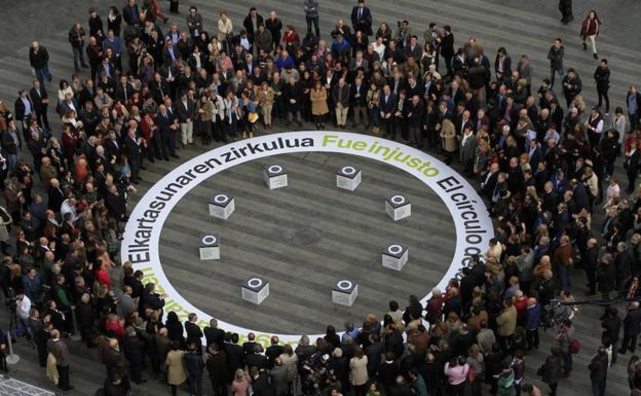 Acto por las víctimas del terrorismo que el Gobierno vasco celebró en marzo en Bilbao, y que contó con la presencia de la AVT.