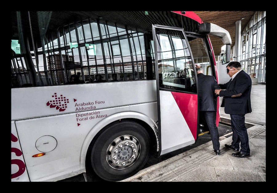 Fotos: Los responsables del transporte público alavés viajan a ciegas