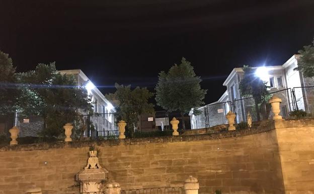 Detalle del alumbrado público de la Fuente de las Monjas, en la Calle de la Vega, y el patio del Colegio de San Felices.