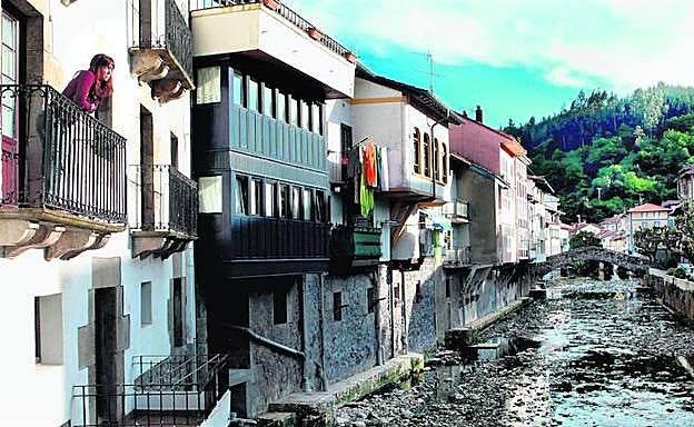 La ría, las casas asomadas sobre su cauce y el viejo puente ofrecen la imagen más conocida de Ea.
