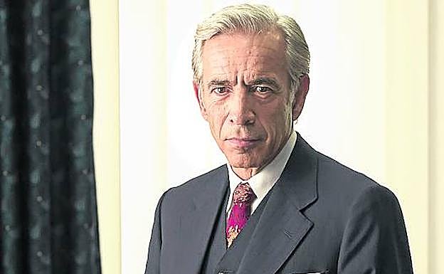 Imanol Arias, en el papel de Eduard Godó, en 'Velvet Colección'.