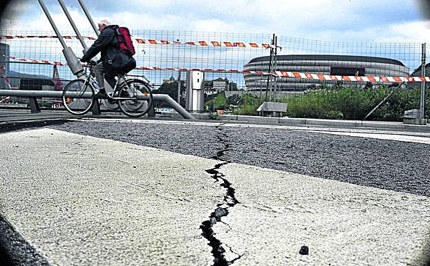 La grieta más importante atraviesa todos los carriles y el bidegorri. 