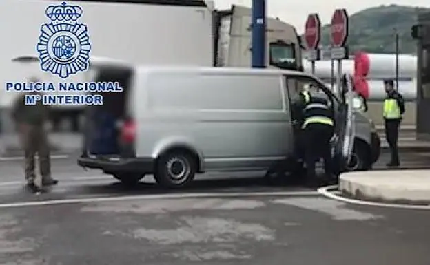 Agentes revisan una furgoneta en el Puerto de Bilbao.
