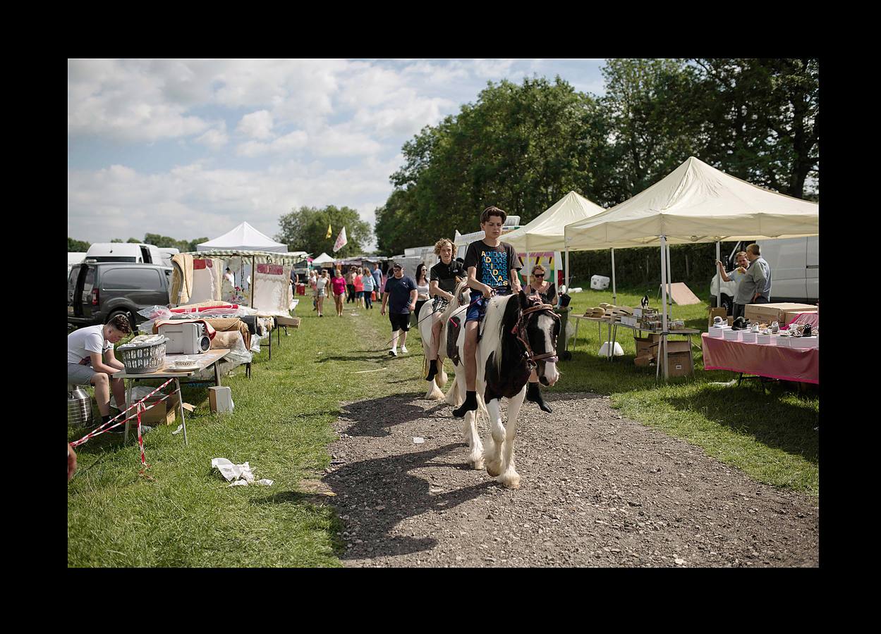 Alrededor de 10.000 personas se han reunido estos días en la localidad de Appleby, en Cumbria, uno de los condados del Reino Unido, para celebrar la feria del caballo. El evento, que según parece data de 1775, es uno de los encuentros clave para los miembros de las comunidades gitanas y una oportunidad para comprar y vender caballos y mercancías. Buena parte de los viajeros llegaron a bordo de caravanas de madera cubiertas de elementos decorativos propios de la tradición británico-romaní, que han producido quejas y atascos en las carreteras. Pero la tradición se mantiene y, como siempre, los caballos se sumergieron en el río Eden para refrescarse.