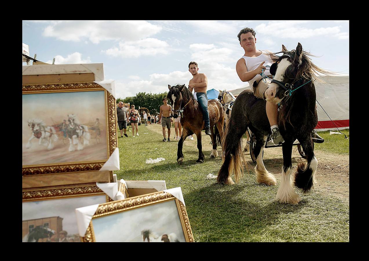 Alrededor de 10.000 personas se han reunido estos días en la localidad de Appleby, en Cumbria, uno de los condados del Reino Unido, para celebrar la feria del caballo. El evento, que según parece data de 1775, es uno de los encuentros clave para los miembros de las comunidades gitanas y una oportunidad para comprar y vender caballos y mercancías. Buena parte de los viajeros llegaron a bordo de caravanas de madera cubiertas de elementos decorativos propios de la tradición británico-romaní, que han producido quejas y atascos en las carreteras. Pero la tradición se mantiene y, como siempre, los caballos se sumergieron en el río Eden para refrescarse.