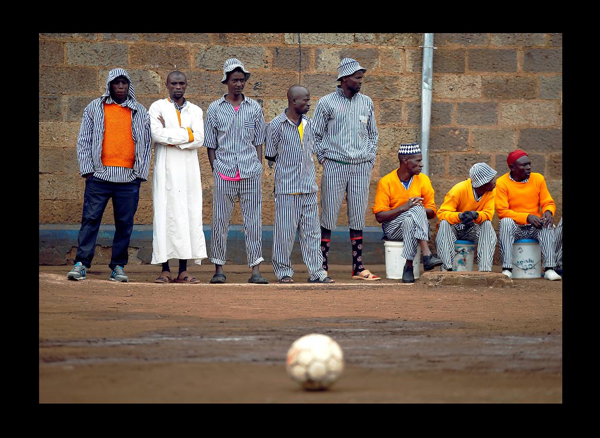 Como parte de su rehabilitación, los reclusos de la prisión de máxima seguridad de Kamiti, en la zona rural de Kenia, disputan su propia versión del Mundial de Fútbol, ​​con equipos que imitan la competición real. En el partido inaugural, bajo la atenta mirada de internos vestidos con uniformes a rayas azules y blancas, «Rusia» venció a «Arabia Saudí» por 5-0, el mismo resultado que se produjo horas antes entre las selecciones que disputaron el primer partido en Moscú. Byron Otieno, un recluso de 23 años, fue el jugador más destacado de este peculiar encuentro. Marcó dos de los cinco goles pero tendrá tiempo para mejorar: cumple condena por asesinato.