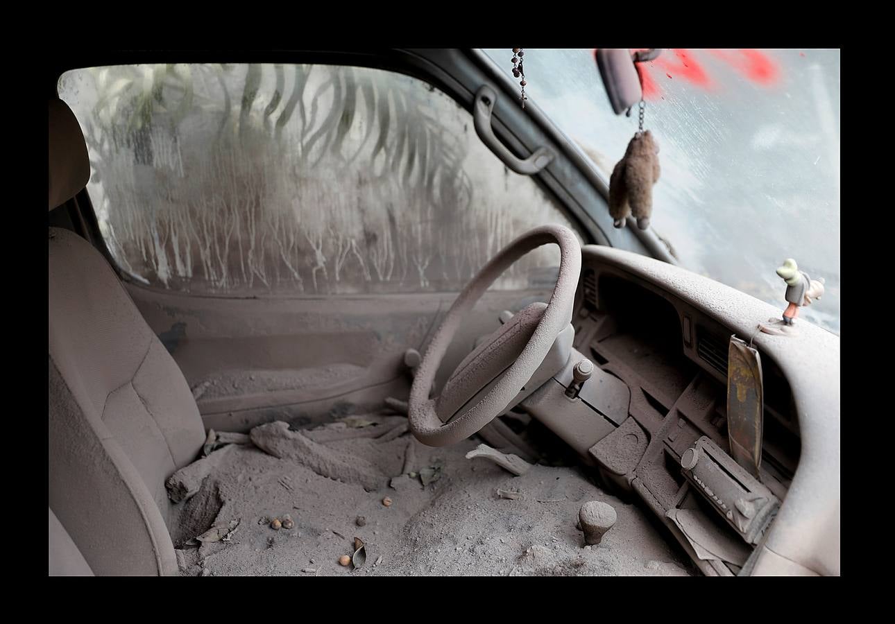 Los niños abandonaron los juguetes, la ropa quedó colgada en los tendederos de los patios traseros y los animales murieron petrificados. Después de la erupción, el exuberante paisaje verde se convirtió en un cementerio gris polvoriento, envuelto en un persistente olor a azufre... Toneladas de árboles, rocas y gases tóxicos se deslizaron por los flancos del Volcán de Fuego formando lo que se conoce como «flujo piroclástico,» que alcanza velocidades más rápidas y letales que la lava. Cuando las familias de las aldeas más afectadas -El Rodeo y San Miguel de Los Lotes, en el centro de Guatemala- se dieron cuenta de lo que sucedía, no tuvieron tiempo de huir. 