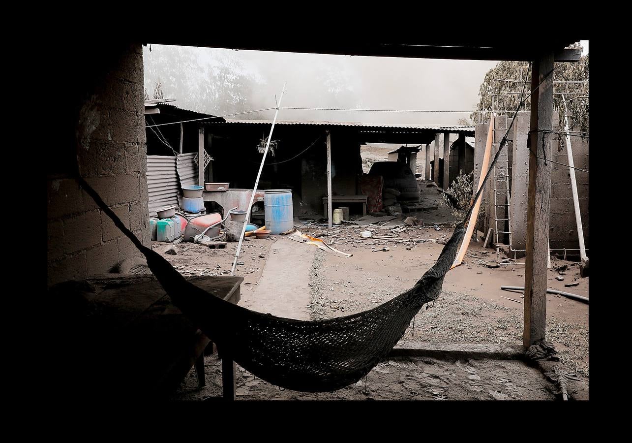 Los niños abandonaron los juguetes, la ropa quedó colgada en los tendederos de los patios traseros y los animales murieron petrificados. Después de la erupción, el exuberante paisaje verde se convirtió en un cementerio gris polvoriento, envuelto en un persistente olor a azufre... Toneladas de árboles, rocas y gases tóxicos se deslizaron por los flancos del Volcán de Fuego formando lo que se conoce como «flujo piroclástico,» que alcanza velocidades más rápidas y letales que la lava. Cuando las familias de las aldeas más afectadas -El Rodeo y San Miguel de Los Lotes, en el centro de Guatemala- se dieron cuenta de lo que sucedía, no tuvieron tiempo de huir. 