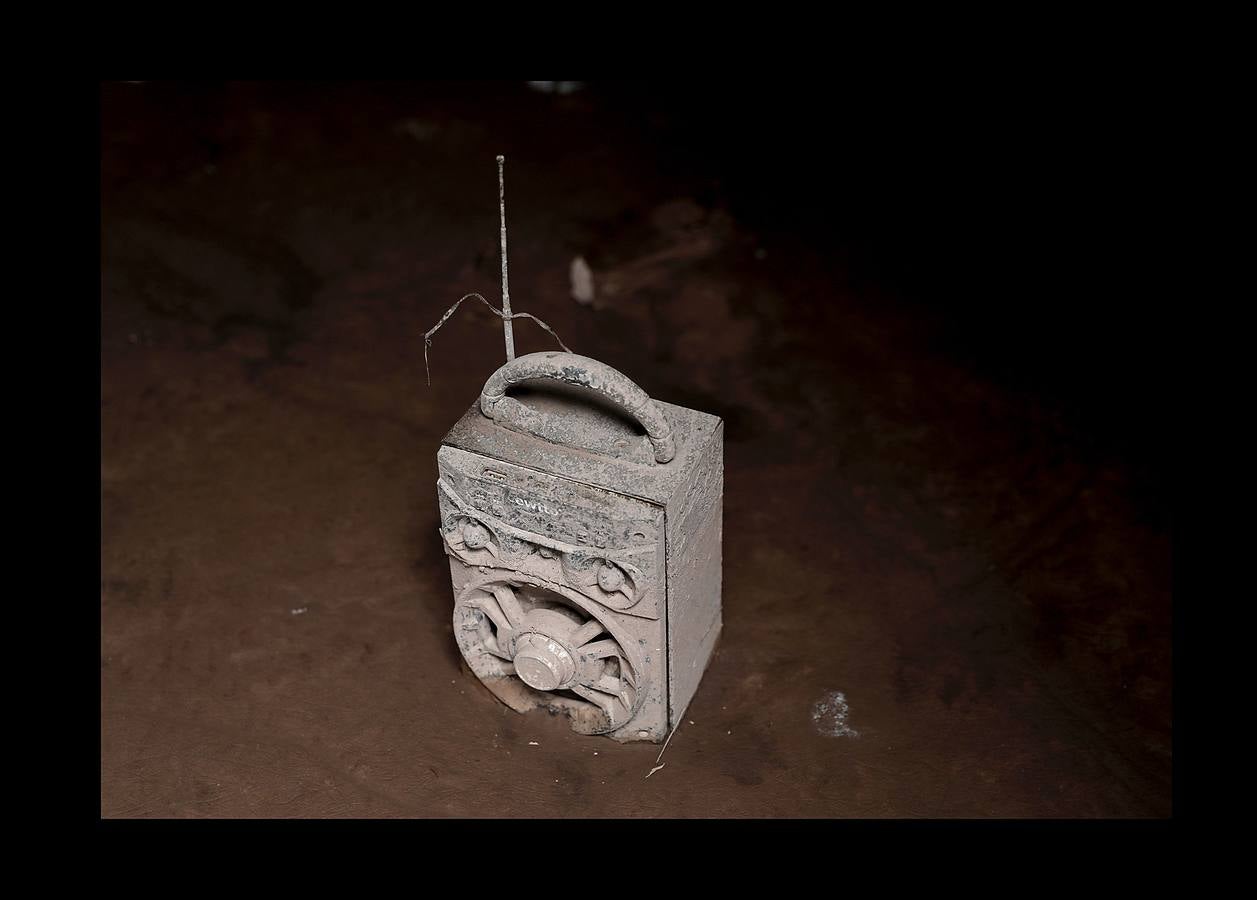 Los niños abandonaron los juguetes, la ropa quedó colgada en los tendederos de los patios traseros y los animales murieron petrificados. Después de la erupción, el exuberante paisaje verde se convirtió en un cementerio gris polvoriento, envuelto en un persistente olor a azufre... Toneladas de árboles, rocas y gases tóxicos se deslizaron por los flancos del Volcán de Fuego formando lo que se conoce como «flujo piroclástico,» que alcanza velocidades más rápidas y letales que la lava. Cuando las familias de las aldeas más afectadas -El Rodeo y San Miguel de Los Lotes, en el centro de Guatemala- se dieron cuenta de lo que sucedía, no tuvieron tiempo de huir. 