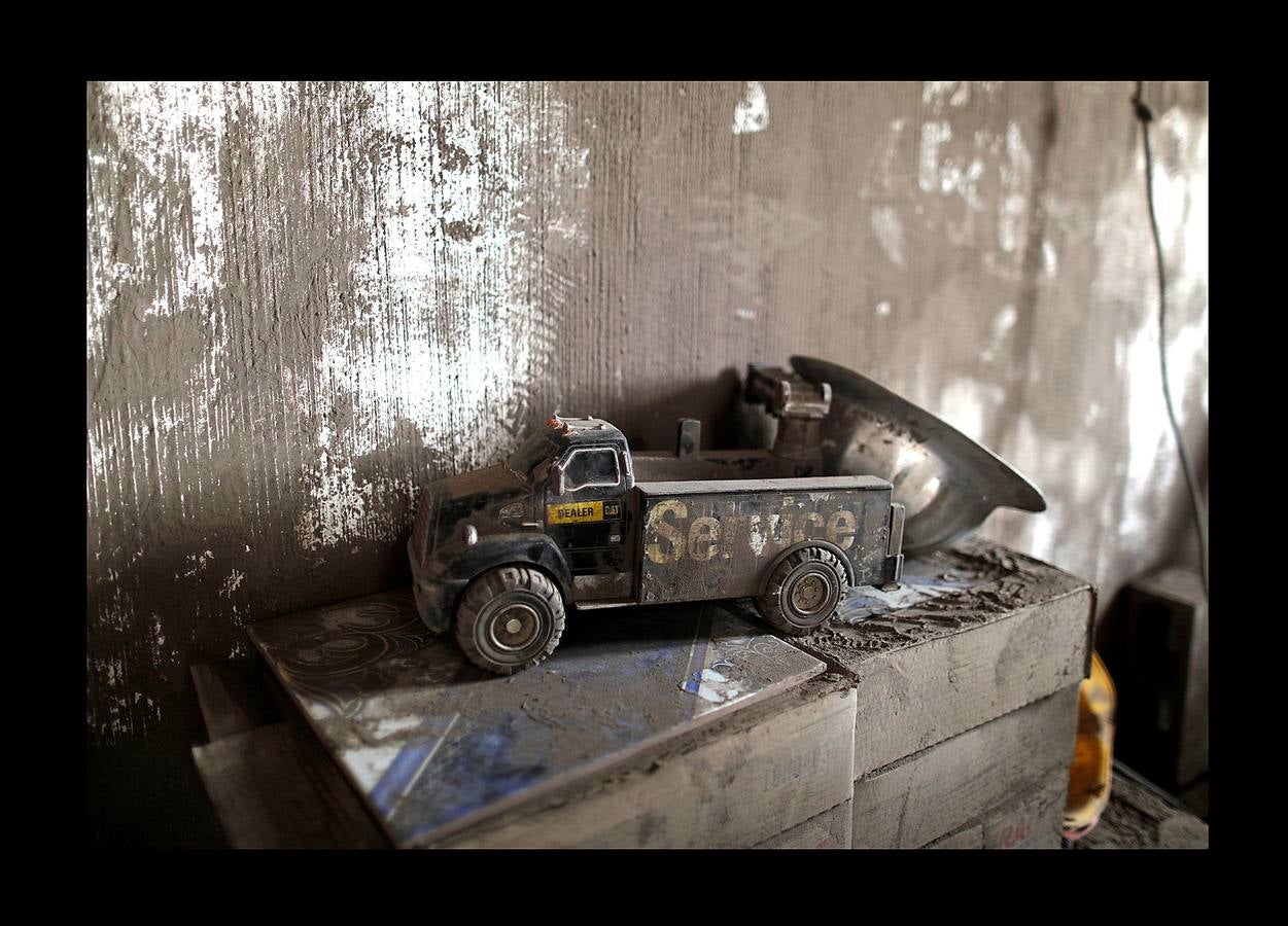 Los niños abandonaron los juguetes, la ropa quedó colgada en los tendederos de los patios traseros y los animales murieron petrificados. Después de la erupción, el exuberante paisaje verde se convirtió en un cementerio gris polvoriento, envuelto en un persistente olor a azufre... Toneladas de árboles, rocas y gases tóxicos se deslizaron por los flancos del Volcán de Fuego formando lo que se conoce como «flujo piroclástico,» que alcanza velocidades más rápidas y letales que la lava. Cuando las familias de las aldeas más afectadas -El Rodeo y San Miguel de Los Lotes, en el centro de Guatemala- se dieron cuenta de lo que sucedía, no tuvieron tiempo de huir. 