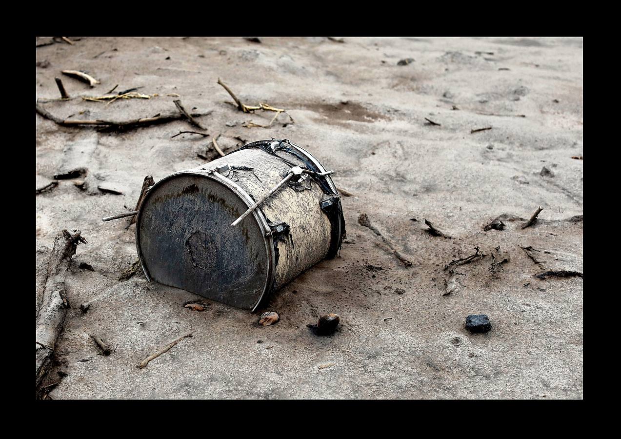 Los niños abandonaron los juguetes, la ropa quedó colgada en los tendederos de los patios traseros y los animales murieron petrificados. Después de la erupción, el exuberante paisaje verde se convirtió en un cementerio gris polvoriento, envuelto en un persistente olor a azufre... Toneladas de árboles, rocas y gases tóxicos se deslizaron por los flancos del Volcán de Fuego formando lo que se conoce como «flujo piroclástico,» que alcanza velocidades más rápidas y letales que la lava. Cuando las familias de las aldeas más afectadas -El Rodeo y San Miguel de Los Lotes, en el centro de Guatemala- se dieron cuenta de lo que sucedía, no tuvieron tiempo de huir. 