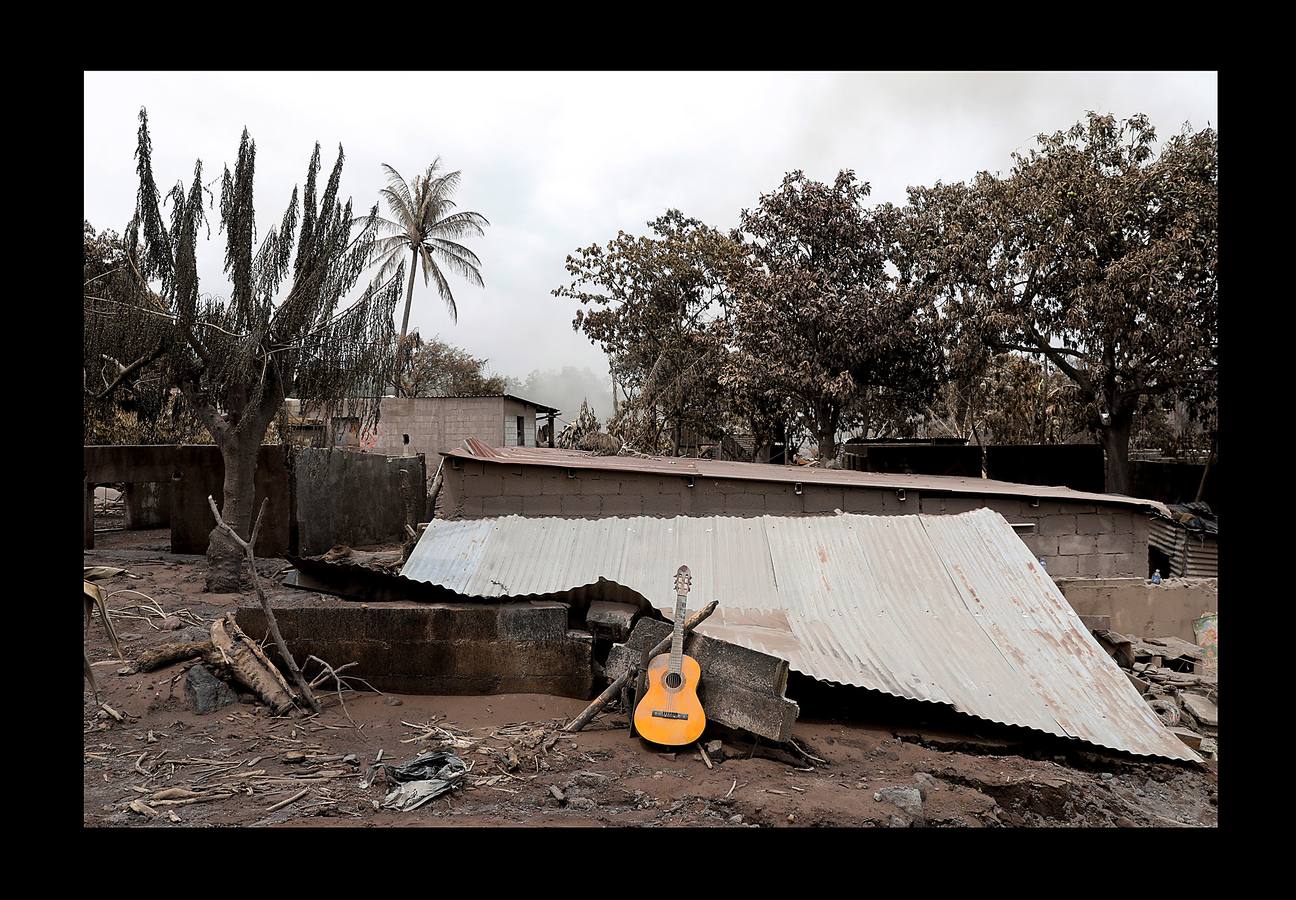 Los niños abandonaron los juguetes, la ropa quedó colgada en los tendederos de los patios traseros y los animales murieron petrificados. Después de la erupción, el exuberante paisaje verde se convirtió en un cementerio gris polvoriento, envuelto en un persistente olor a azufre... Toneladas de árboles, rocas y gases tóxicos se deslizaron por los flancos del Volcán de Fuego formando lo que se conoce como «flujo piroclástico,» que alcanza velocidades más rápidas y letales que la lava. Cuando las familias de las aldeas más afectadas -El Rodeo y San Miguel de Los Lotes, en el centro de Guatemala- se dieron cuenta de lo que sucedía, no tuvieron tiempo de huir. 