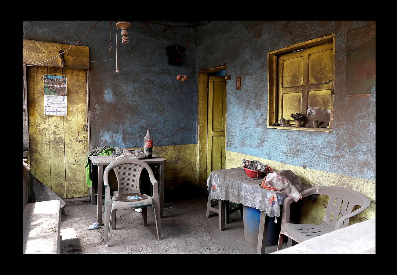 Los niños abandonaron los juguetes, la ropa quedó colgada en los tendederos de los patios traseros y los animales murieron petrificados. Después de la erupción, el exuberante paisaje verde se convirtió en un cementerio gris polvoriento, envuelto en un persistente olor a azufre... Toneladas de árboles, rocas y gases tóxicos se deslizaron por los flancos del Volcán de Fuego formando lo que se conoce como «flujo piroclástico,» que alcanza velocidades más rápidas y letales que la lava. Cuando las familias de las aldeas más afectadas -El Rodeo y San Miguel de Los Lotes, en el centro de Guatemala- se dieron cuenta de lo que sucedía, no tuvieron tiempo de huir. 