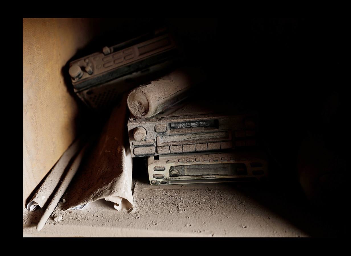 Los niños abandonaron los juguetes, la ropa quedó colgada en los tendederos de los patios traseros y los animales murieron petrificados. Después de la erupción, el exuberante paisaje verde se convirtió en un cementerio gris polvoriento, envuelto en un persistente olor a azufre... Toneladas de árboles, rocas y gases tóxicos se deslizaron por los flancos del Volcán de Fuego formando lo que se conoce como «flujo piroclástico,» que alcanza velocidades más rápidas y letales que la lava. Cuando las familias de las aldeas más afectadas -El Rodeo y San Miguel de Los Lotes, en el centro de Guatemala- se dieron cuenta de lo que sucedía, no tuvieron tiempo de huir. 