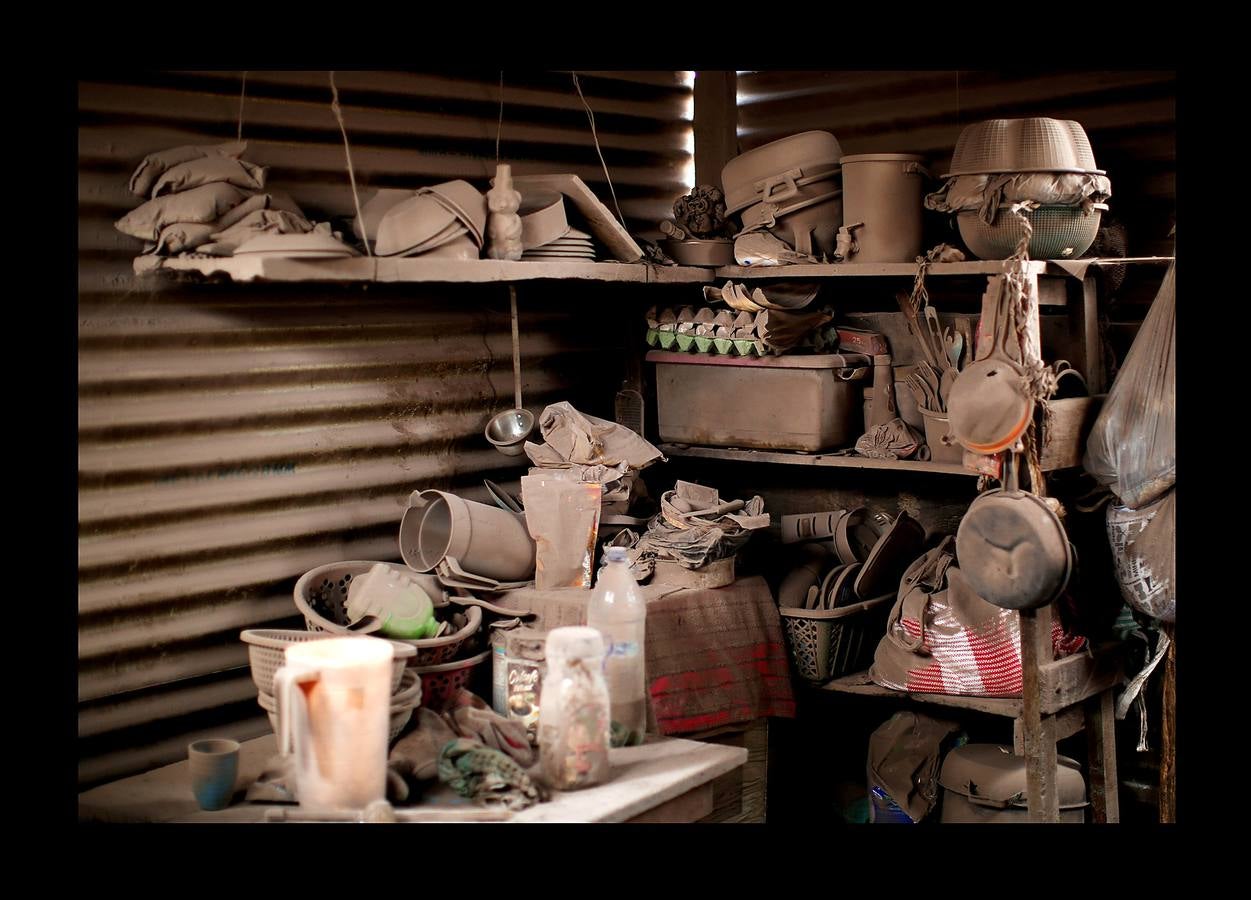 Los niños abandonaron los juguetes, la ropa quedó colgada en los tendederos de los patios traseros y los animales murieron petrificados. Después de la erupción, el exuberante paisaje verde se convirtió en un cementerio gris polvoriento, envuelto en un persistente olor a azufre... Toneladas de árboles, rocas y gases tóxicos se deslizaron por los flancos del Volcán de Fuego formando lo que se conoce como «flujo piroclástico,» que alcanza velocidades más rápidas y letales que la lava. Cuando las familias de las aldeas más afectadas -El Rodeo y San Miguel de Los Lotes, en el centro de Guatemala- se dieron cuenta de lo que sucedía, no tuvieron tiempo de huir. 
