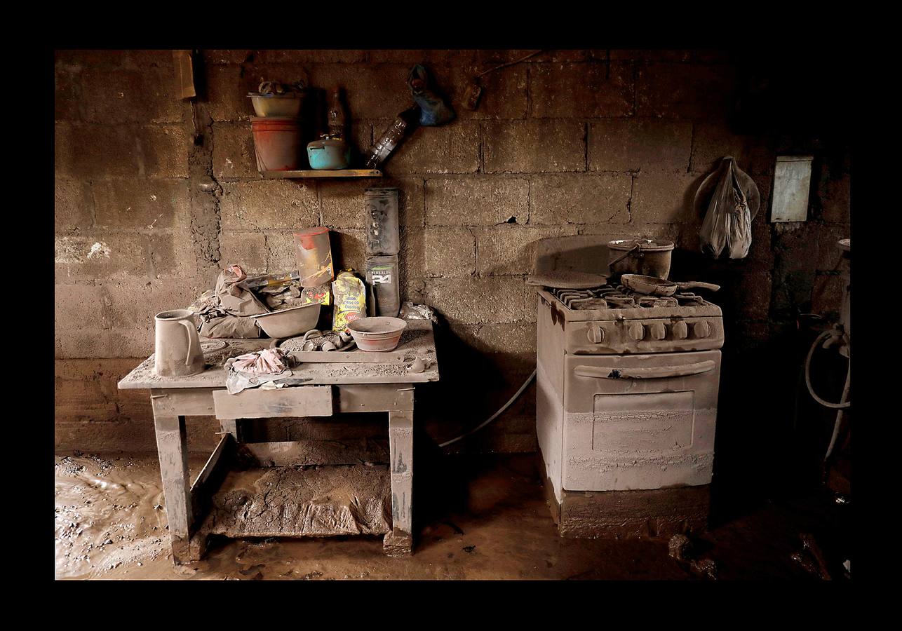 Los niños abandonaron los juguetes, la ropa quedó colgada en los tendederos de los patios traseros y los animales murieron petrificados. Después de la erupción, el exuberante paisaje verde se convirtió en un cementerio gris polvoriento, envuelto en un persistente olor a azufre... Toneladas de árboles, rocas y gases tóxicos se deslizaron por los flancos del Volcán de Fuego formando lo que se conoce como «flujo piroclástico,» que alcanza velocidades más rápidas y letales que la lava. Cuando las familias de las aldeas más afectadas -El Rodeo y San Miguel de Los Lotes, en el centro de Guatemala- se dieron cuenta de lo que sucedía, no tuvieron tiempo de huir. 