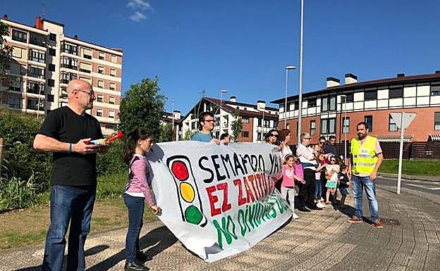 En diferentes puntos de la rotonda de Gorosibai se concentraron unas 200 personas.