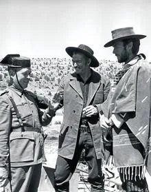 Imagen secundaria 2 - 1. Sergio Leone, en el Valle de Mirandilla en julio de 1966. 2. Joseba del Valle a la carretilla. 3 Clint Eastwood y Lee Van Cleef junto a un guardia civil durante el rodaje de 'El bueno, el feo y el malo'.