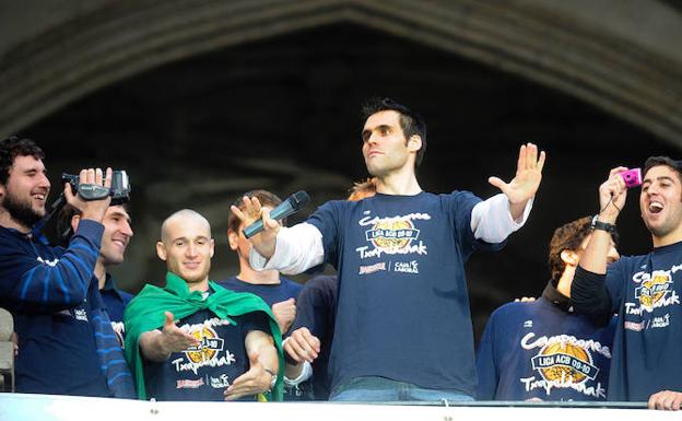 Fernando San Emeterio se dirige a la multitud concentrada en la plaza de la Virgen Blanca para festejar el tercer título de Liga del Baskonia.