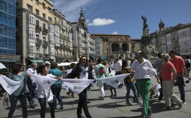 La cadena humana de Gure Esku Dago, en la plaza de la Virgen Blanca.