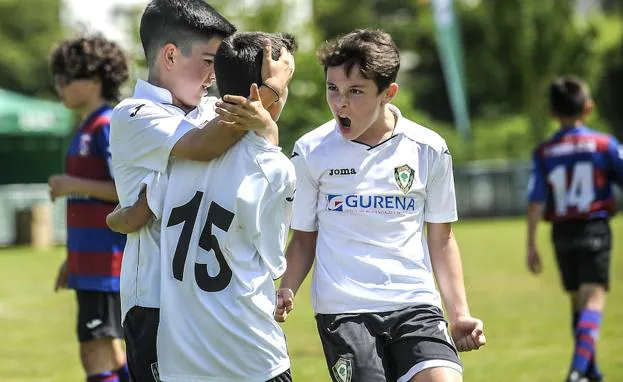 Los chavales mostraron gran ambición futbolística.