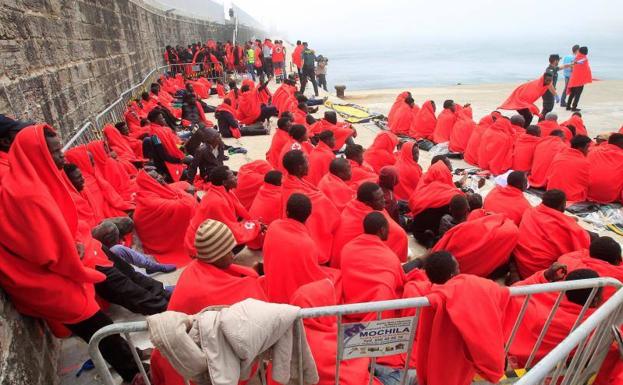 Unos 300 inmigrantes descansan en el puerto de Tarifa (Cádiz) tras ser rescatados en aguas del Estrecho este viernes.