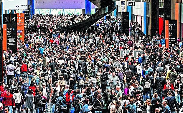 Prueba masiva. Aspecto que presentaba el acceso a la sala del BEC donde se celebró la prueba de celador.