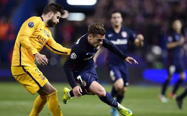 Piqué y Griezmann, en un partido entre el Barcelona y el Atlético.