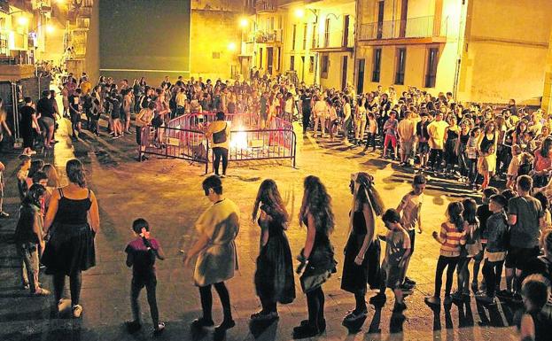 Celebraciones durante la noche de San Juan el pasado año en Ermua.